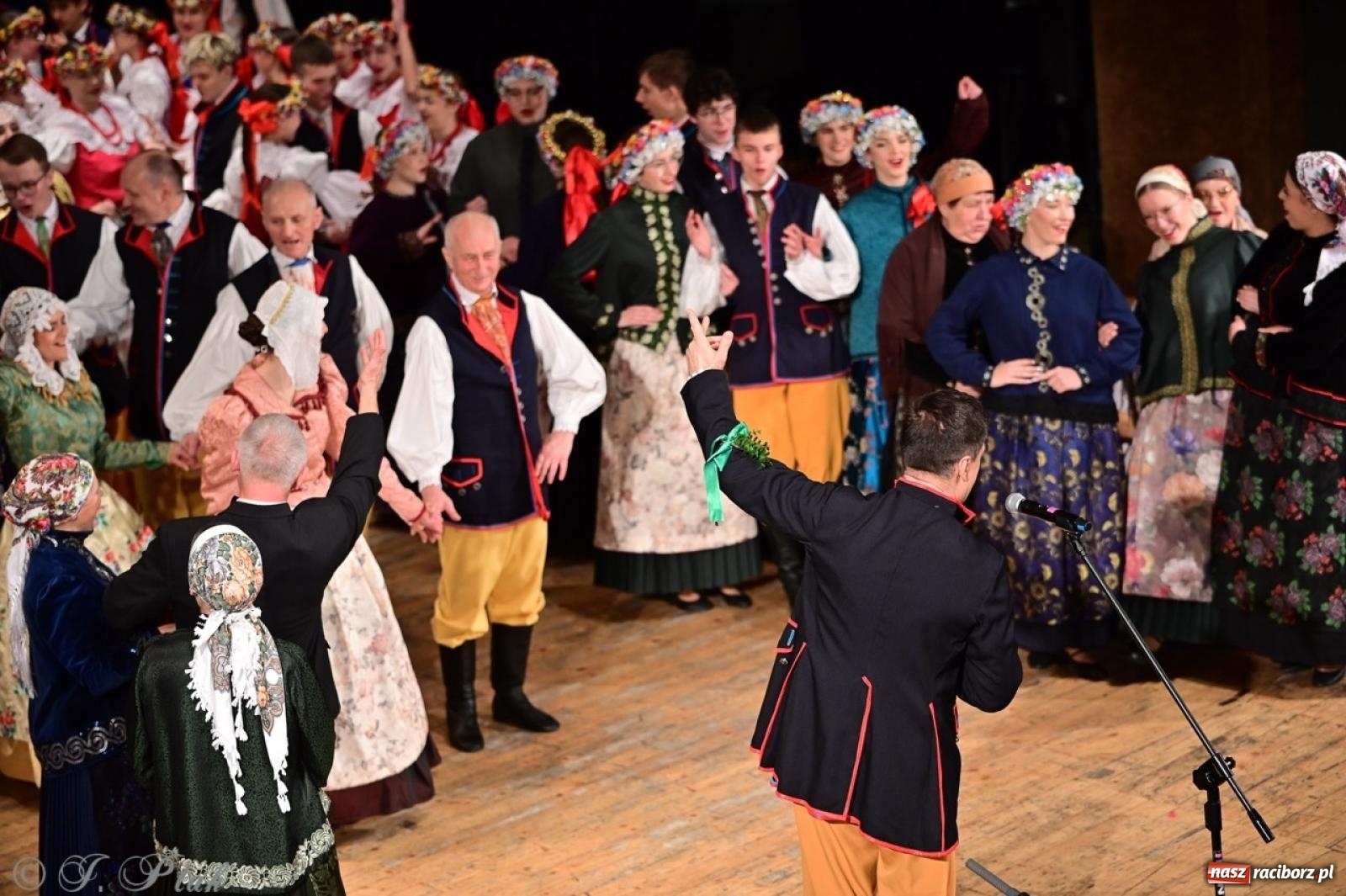 Zdjęcie w galerii na portalu naszraciborz.pl: Raciborzanie wystawili w RCK-u widowisko folklorystyczne Wesele wiadomości z regionu