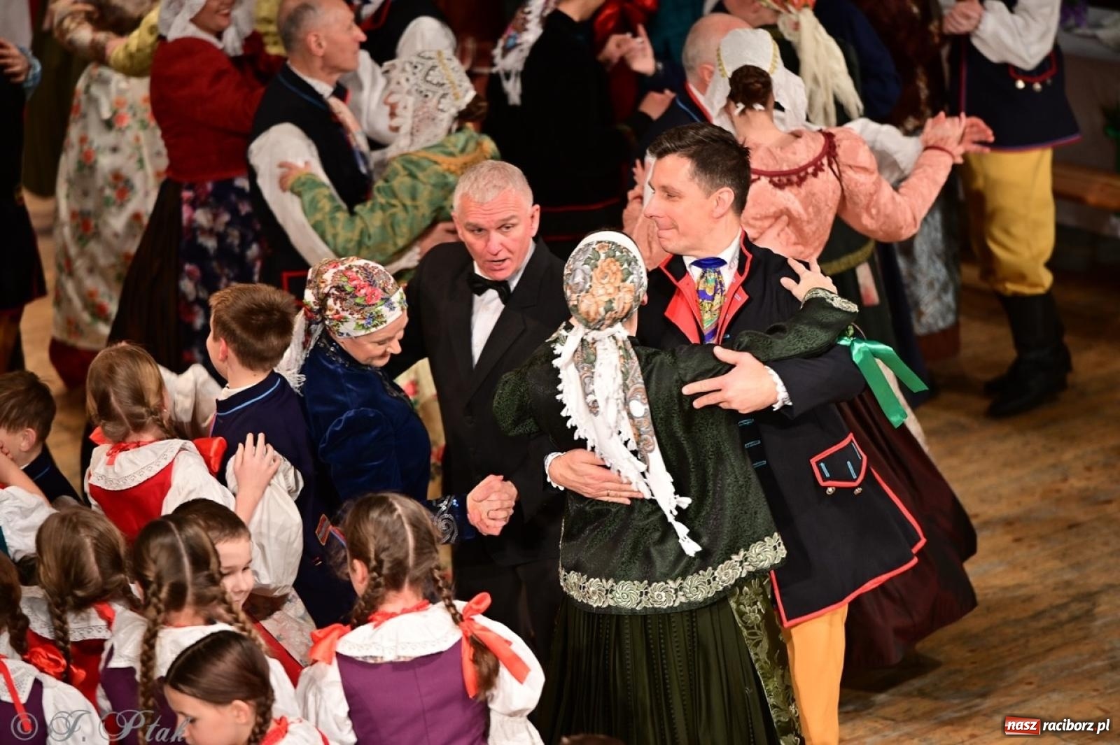 Zdjęcie w galerii na portalu naszraciborz.pl: Raciborzanie wystawili w RCK-u widowisko folklorystyczne Wesele wiadomości z regionu