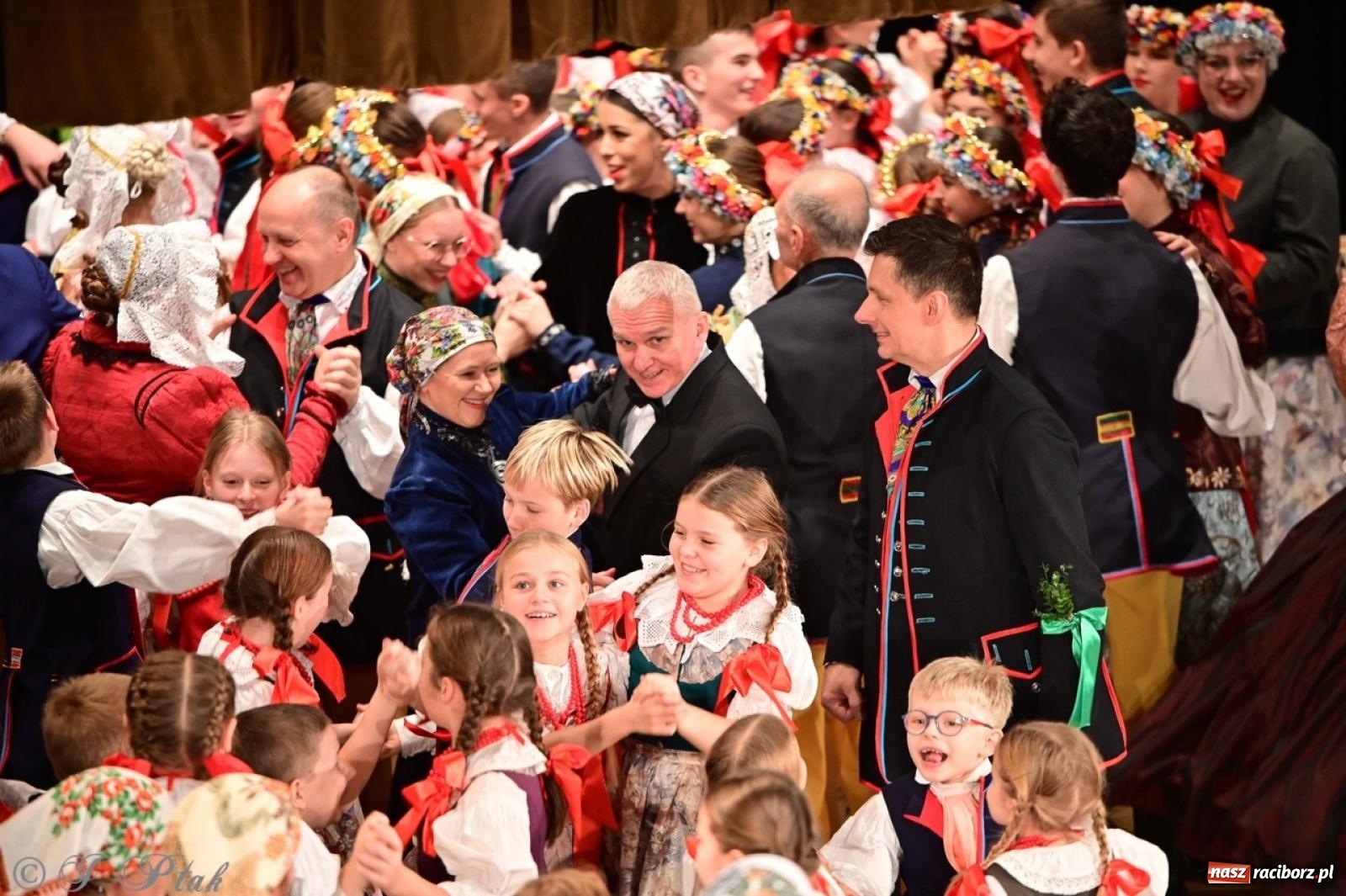 Zdjęcie w galerii na portalu naszraciborz.pl: Raciborzanie wystawili w RCK-u widowisko folklorystyczne Wesele wiadomości z regionu