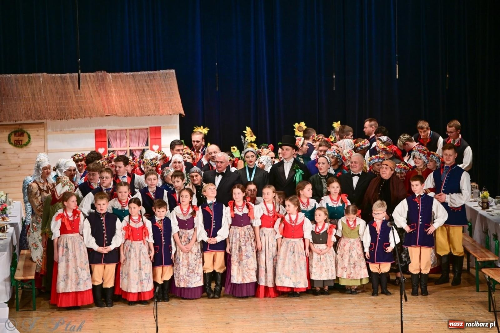 Zdjęcie w galerii na portalu naszraciborz.pl: Raciborzanie wystawili w RCK-u widowisko folklorystyczne Wesele wiadomości z regionu