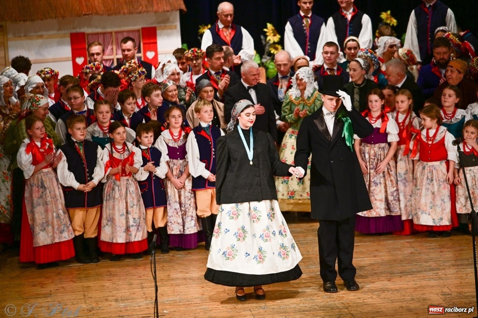 Zdjęcie w galerii na portalu naszraciborz.pl: Raciborzanie wystawili w RCK-u widowisko folklorystyczne Wesele wiadomości z regionu