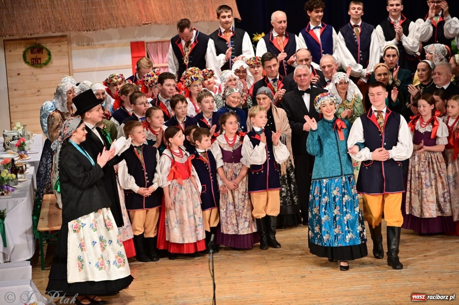 Zdjęcie w galerii na portalu naszraciborz.pl: Raciborzanie wystawili w RCK-u widowisko folklorystyczne Wesele wiadomości z regionu