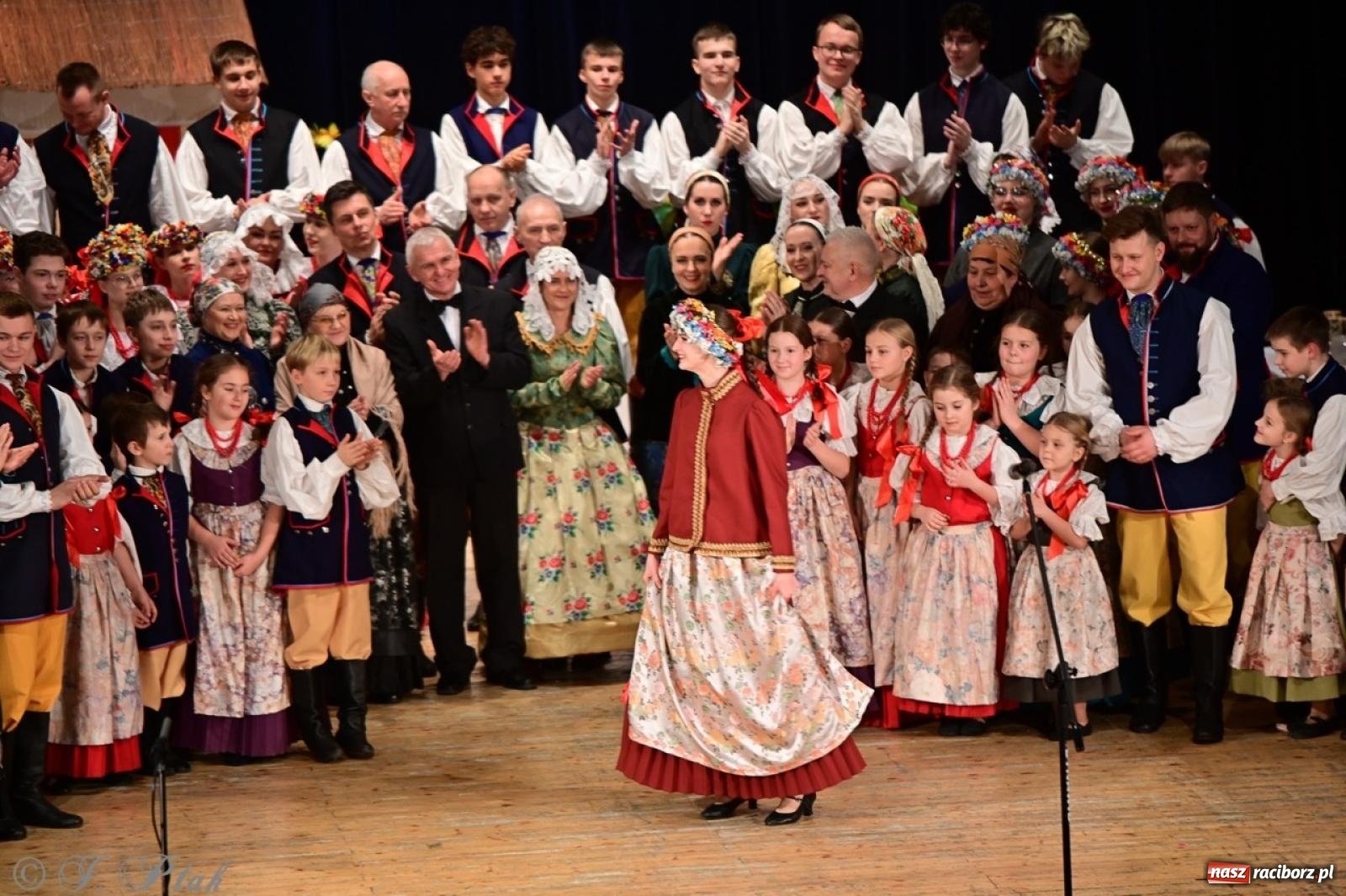 Zdjęcie w galerii na portalu naszraciborz.pl: Raciborzanie wystawili w RCK-u widowisko folklorystyczne Wesele wiadomości z regionu