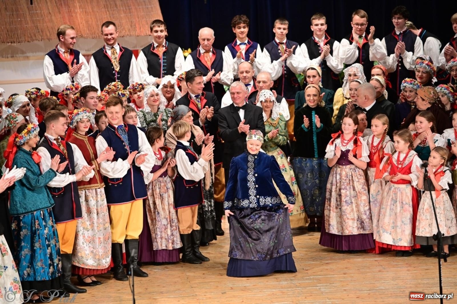 Zdjęcie w galerii na portalu naszraciborz.pl: Raciborzanie wystawili w RCK-u widowisko folklorystyczne Wesele wiadomości z regionu