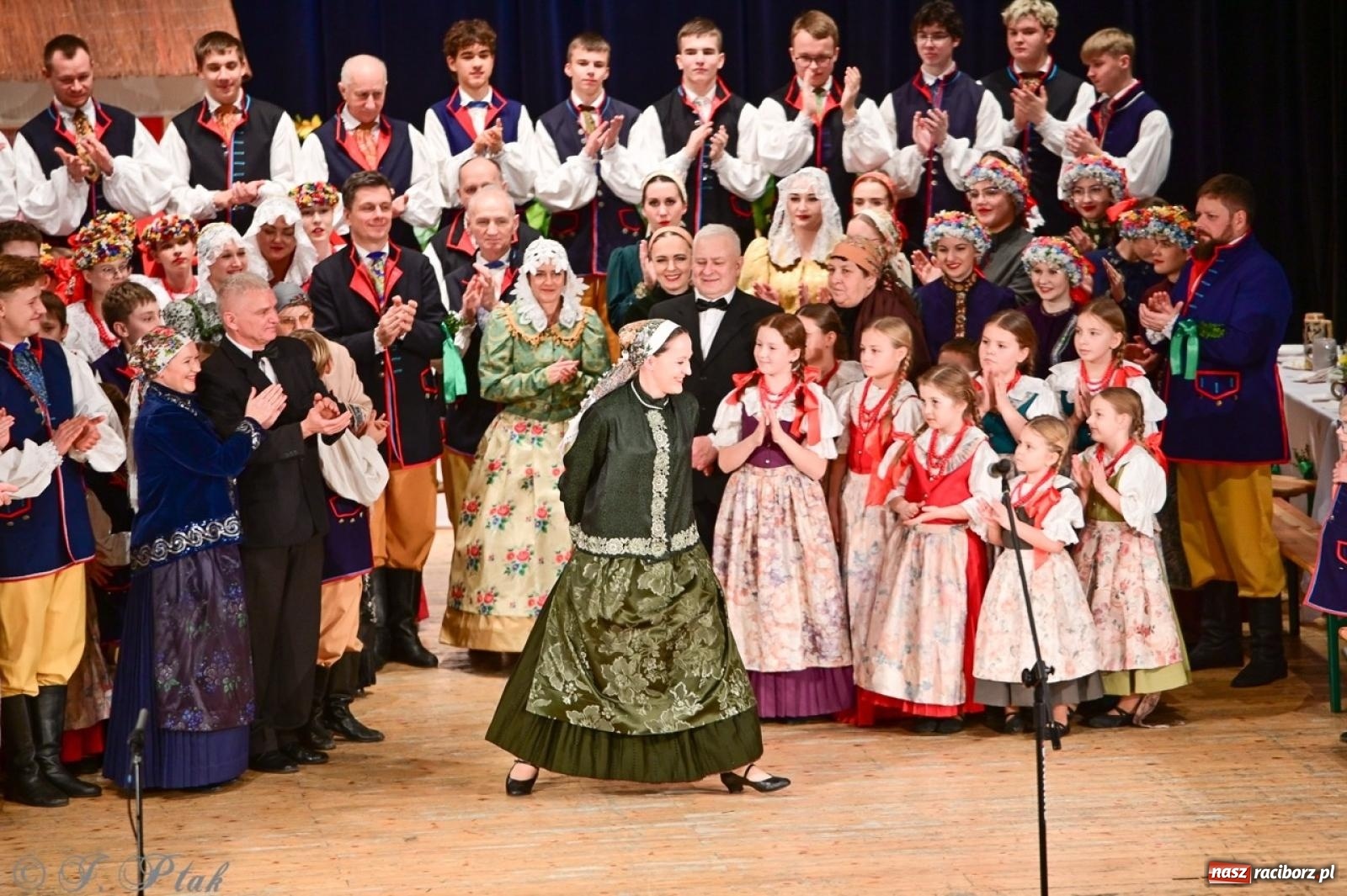 Zdjęcie w galerii na portalu naszraciborz.pl: Raciborzanie wystawili w RCK-u widowisko folklorystyczne Wesele wiadomości z regionu