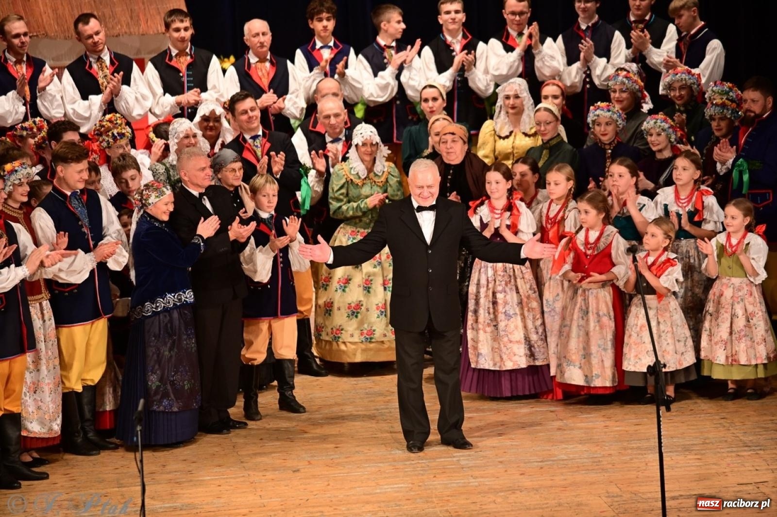 Zdjęcie w galerii na portalu naszraciborz.pl: Raciborzanie wystawili w RCK-u widowisko folklorystyczne Wesele wiadomości z regionu