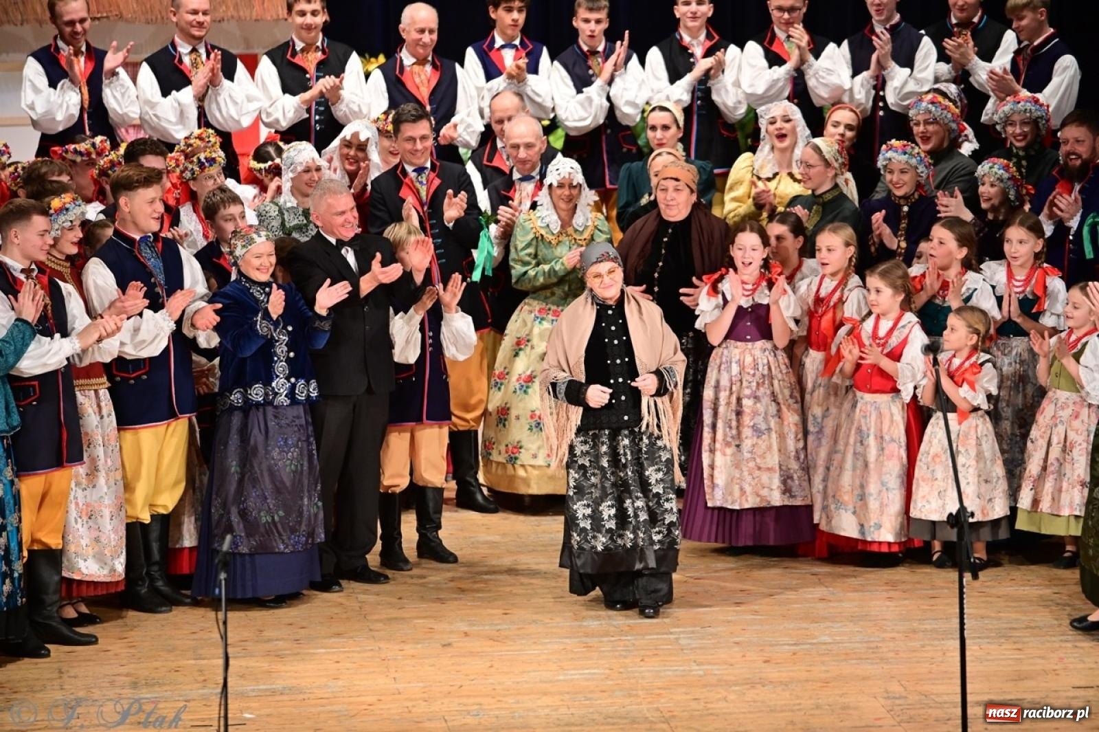 Zdjęcie w galerii na portalu naszraciborz.pl: Raciborzanie wystawili w RCK-u widowisko folklorystyczne Wesele wiadomości z regionu