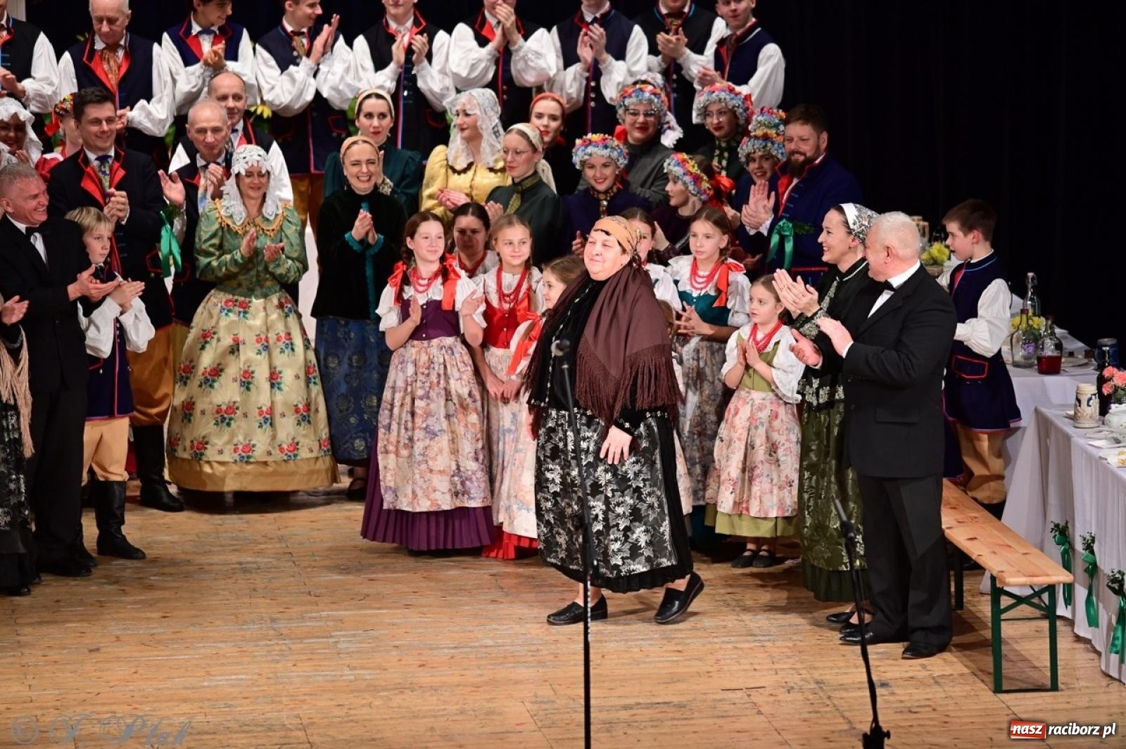 Zdjęcie w galerii na portalu naszraciborz.pl: Raciborzanie wystawili w RCK-u widowisko folklorystyczne Wesele wiadomości z regionu