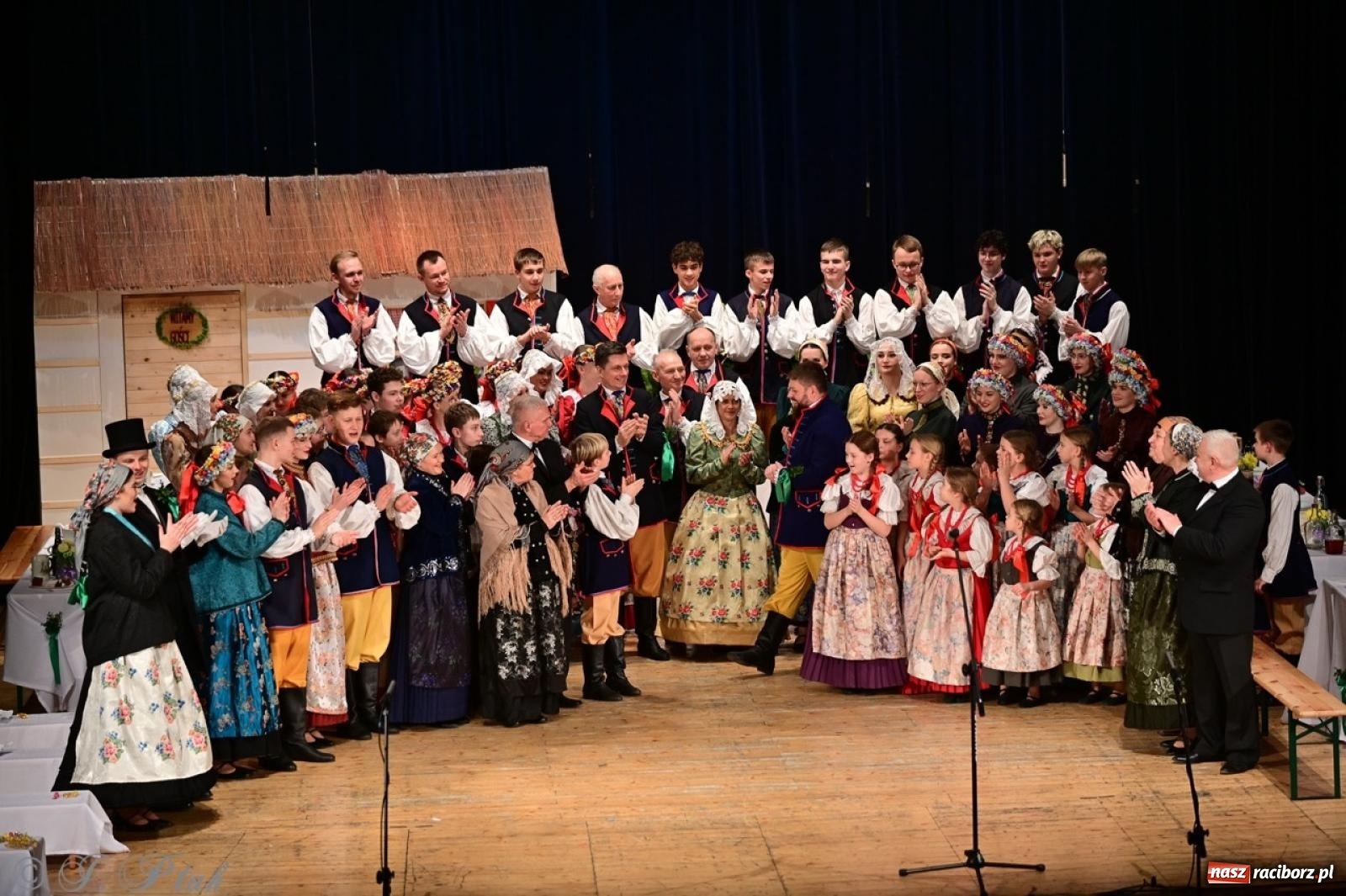 Zdjęcie w galerii na portalu naszraciborz.pl: Raciborzanie wystawili w RCK-u widowisko folklorystyczne Wesele wiadomości z regionu