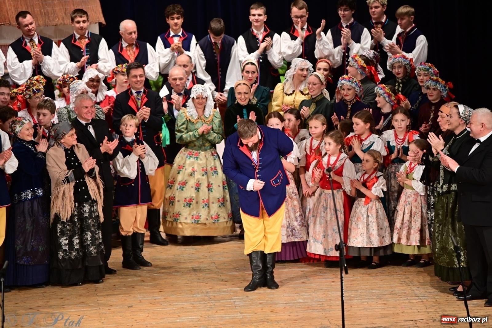 Zdjęcie w galerii na portalu naszraciborz.pl: Raciborzanie wystawili w RCK-u widowisko folklorystyczne Wesele wiadomości z regionu