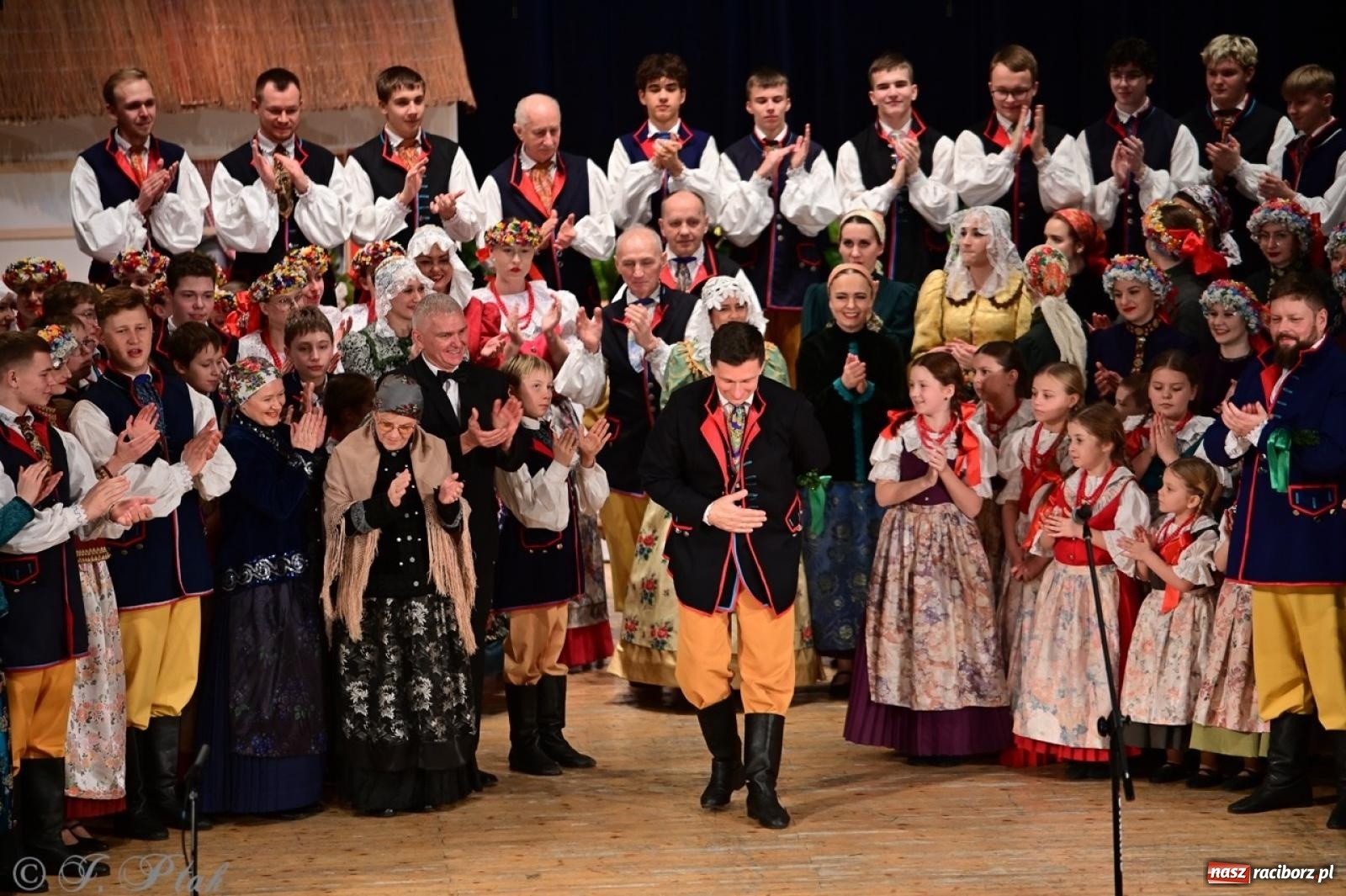 Zdjęcie w galerii na portalu naszraciborz.pl: Raciborzanie wystawili w RCK-u widowisko folklorystyczne Wesele wiadomości z regionu