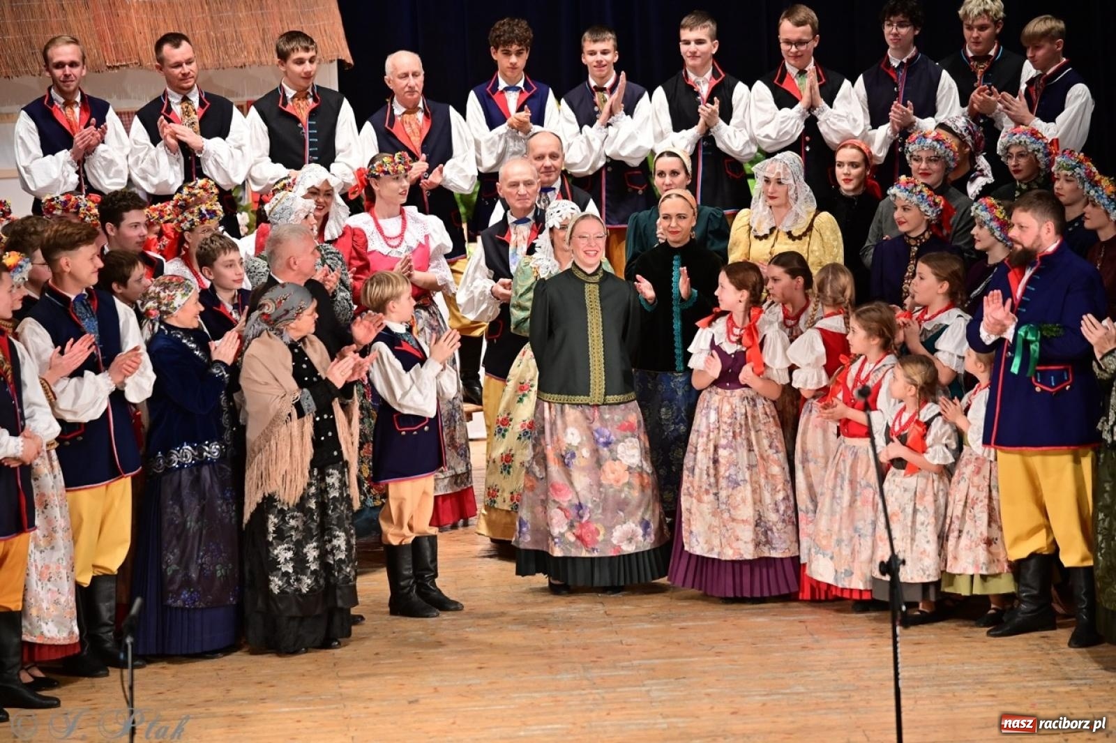 Zdjęcie w galerii na portalu naszraciborz.pl: Raciborzanie wystawili w RCK-u widowisko folklorystyczne Wesele wiadomości z regionu