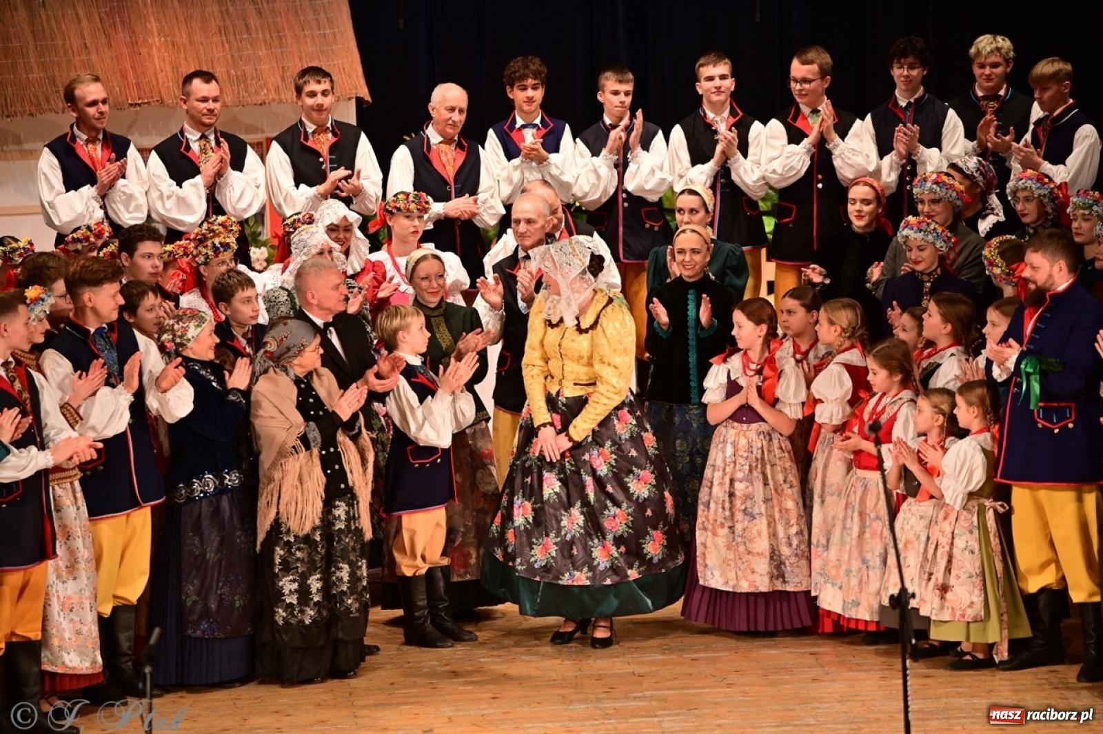 Zdjęcie w galerii na portalu naszraciborz.pl: Raciborzanie wystawili w RCK-u widowisko folklorystyczne Wesele wiadomości z regionu