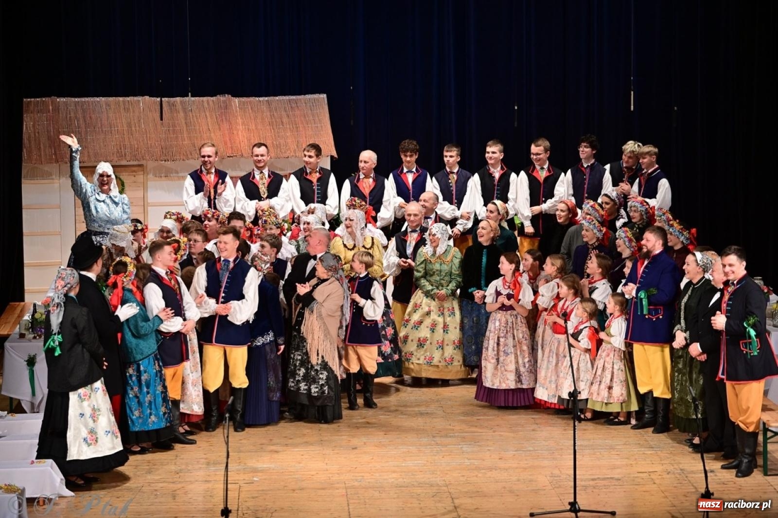 Zdjęcie w galerii na portalu naszraciborz.pl: Raciborzanie wystawili w RCK-u widowisko folklorystyczne Wesele wiadomości z regionu