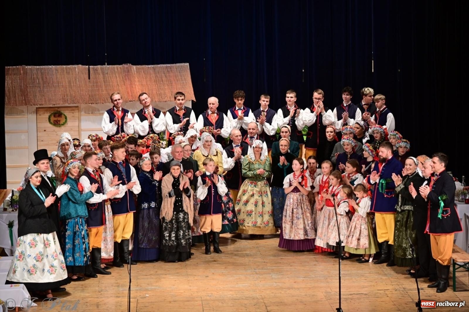 Zdjęcie w galerii na portalu naszraciborz.pl: Raciborzanie wystawili w RCK-u widowisko folklorystyczne Wesele wiadomości z regionu