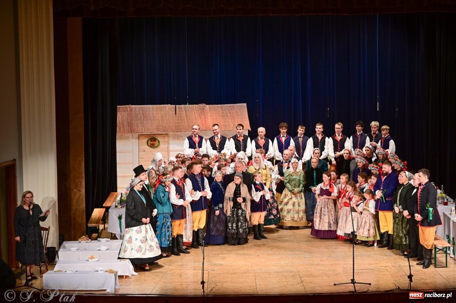 Zdjęcie w galerii na portalu naszraciborz.pl: Raciborzanie wystawili w RCK-u widowisko folklorystyczne Wesele wiadomości z regionu