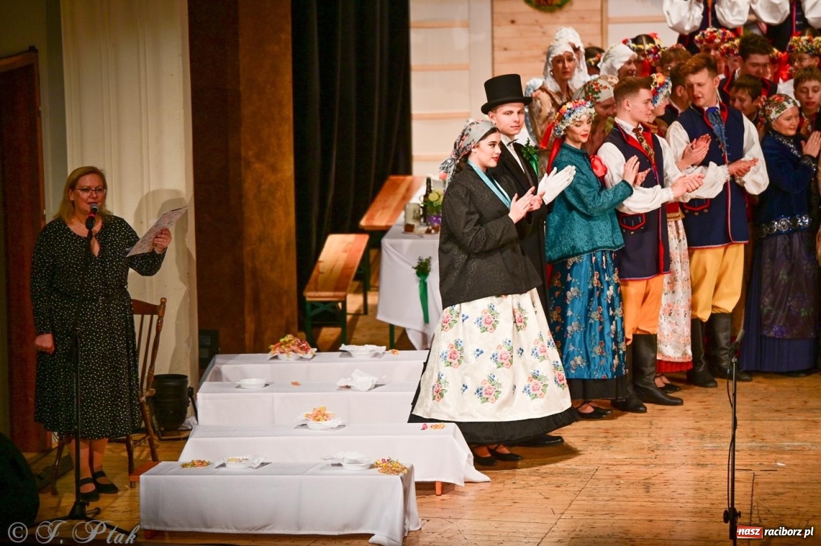 Zdjęcie w galerii na portalu naszraciborz.pl: Raciborzanie wystawili w RCK-u widowisko folklorystyczne Wesele wiadomości z regionu