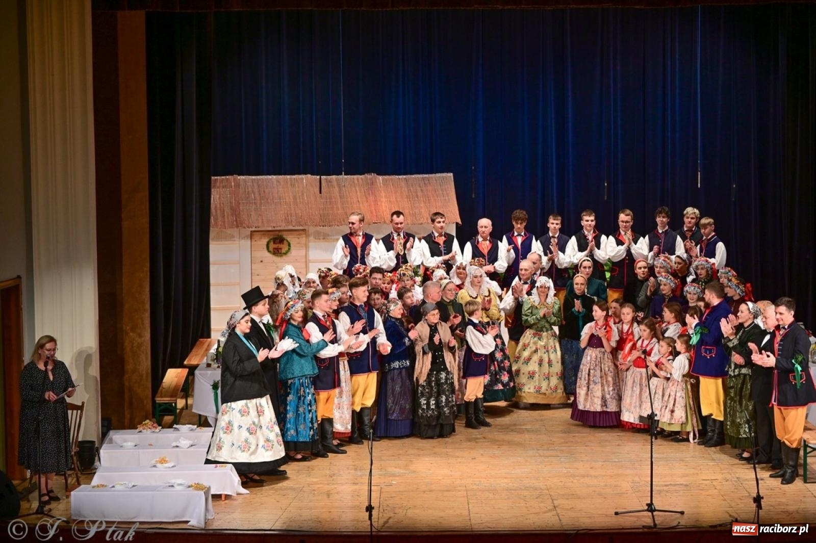 Zdjęcie w galerii na portalu naszraciborz.pl: Raciborzanie wystawili w RCK-u widowisko folklorystyczne Wesele wiadomości z regionu