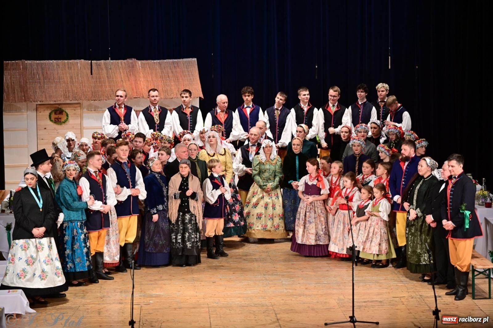 Zdjęcie w galerii na portalu naszraciborz.pl: Raciborzanie wystawili w RCK-u widowisko folklorystyczne Wesele wiadomości z regionu