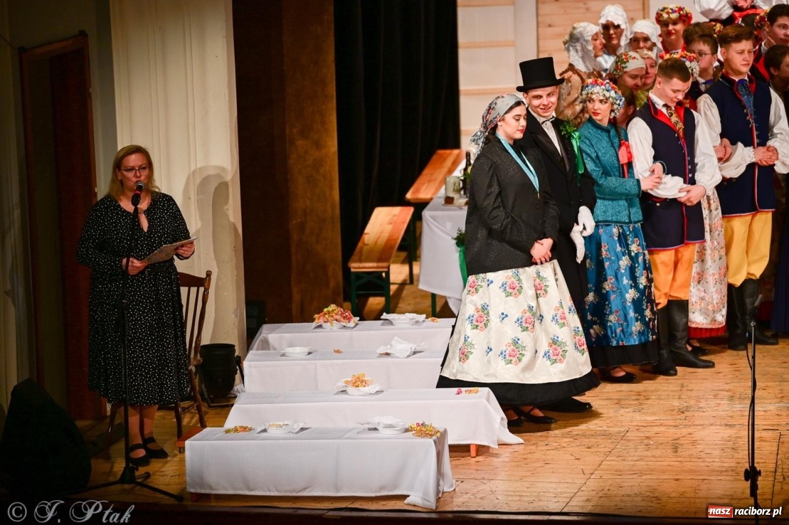 Zdjęcie w galerii na portalu naszraciborz.pl: Raciborzanie wystawili w RCK-u widowisko folklorystyczne Wesele wiadomości z regionu