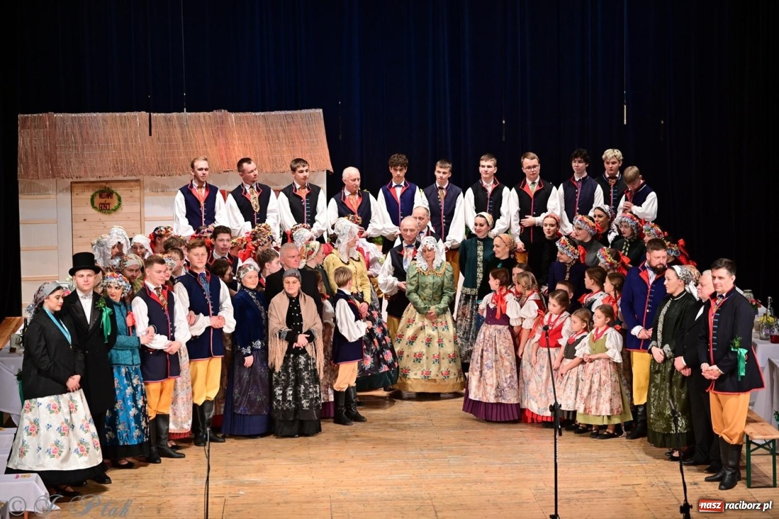 Zdjęcie w galerii na portalu naszraciborz.pl: Raciborzanie wystawili w RCK-u widowisko folklorystyczne Wesele wiadomości z regionu