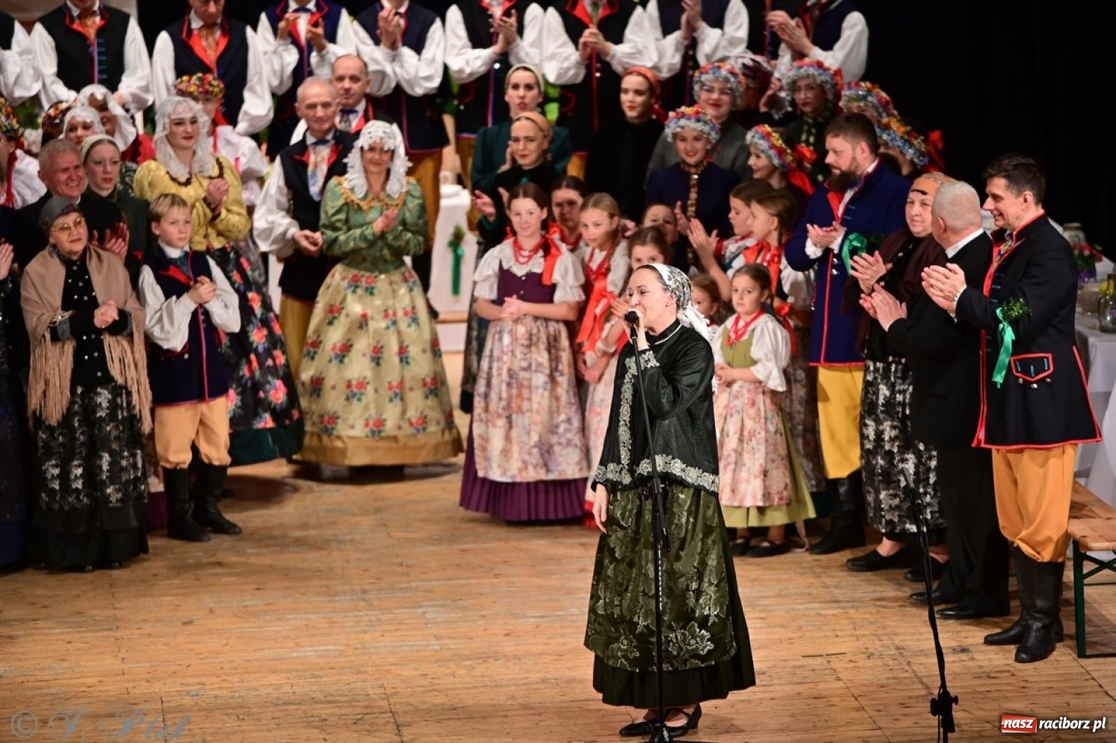 Zdjęcie w galerii na portalu naszraciborz.pl: Raciborzanie wystawili w RCK-u widowisko folklorystyczne Wesele wiadomości z regionu