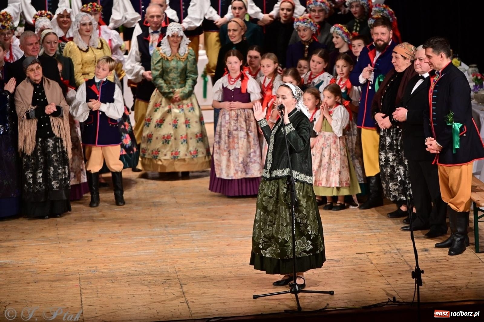 Zdjęcie w galerii na portalu naszraciborz.pl: Raciborzanie wystawili w RCK-u widowisko folklorystyczne Wesele wiadomości z regionu