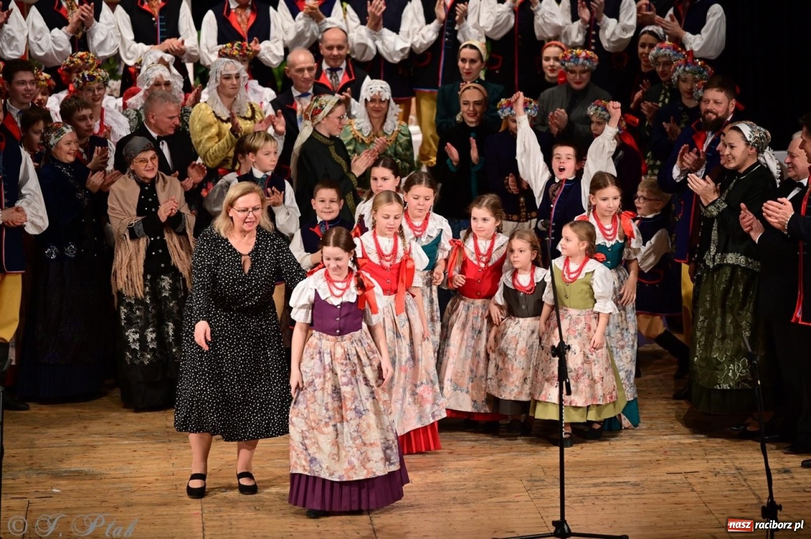 Zdjęcie w galerii na portalu naszraciborz.pl: Raciborzanie wystawili w RCK-u widowisko folklorystyczne Wesele wiadomości z regionu