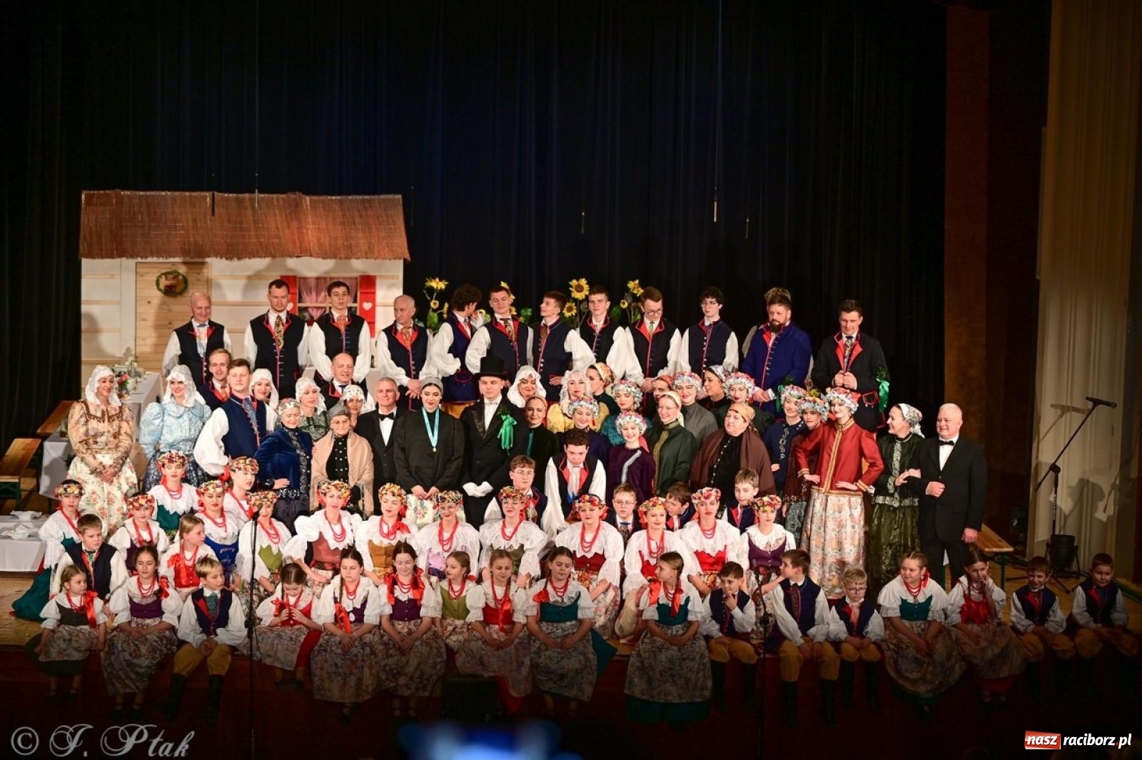 Zdjęcie w galerii na portalu naszraciborz.pl: Raciborzanie wystawili w RCK-u widowisko folklorystyczne Wesele wiadomości z regionu