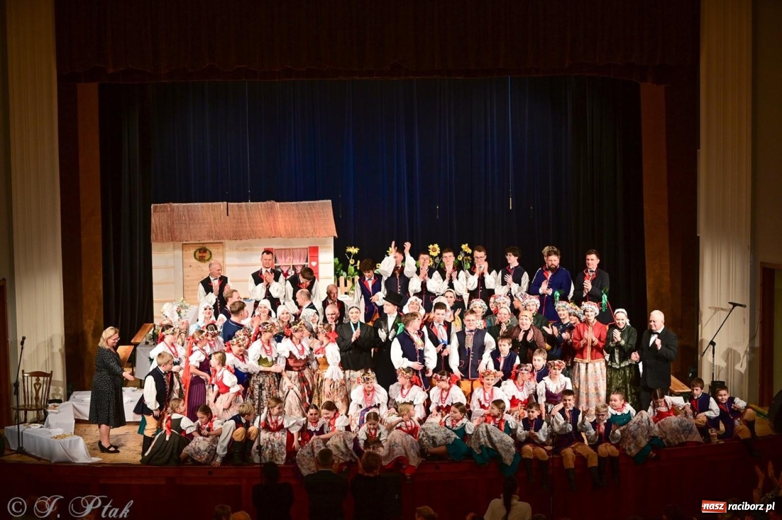 Zdjęcie w galerii na portalu naszraciborz.pl: Raciborzanie wystawili w RCK-u widowisko folklorystyczne Wesele wiadomości z regionu
