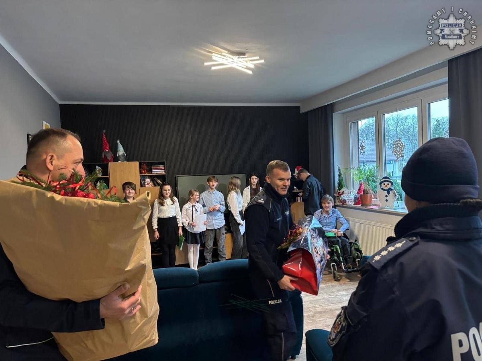 Zdjęcie w galerii na portalu naszraciborz.pl: Słodki prezent mundurowych dla dzieci w Samborowicach i Cyprzanowie wiadomości z regionu