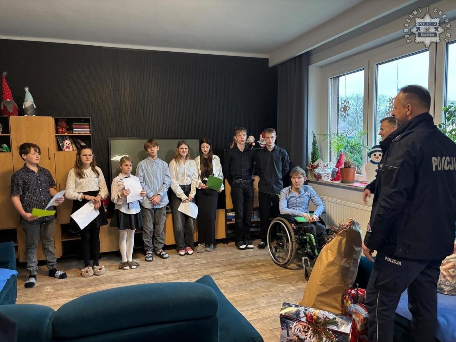 Zdjęcie w galerii na portalu naszraciborz.pl: Słodki prezent mundurowych dla dzieci w Samborowicach i Cyprzanowie wiadomości z regionu