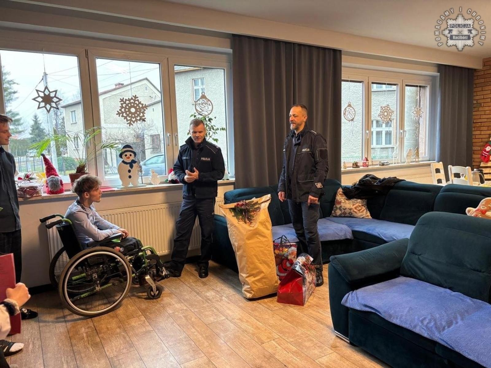 Zdjęcie w galerii na portalu naszraciborz.pl: Słodki prezent mundurowych dla dzieci w Samborowicach i Cyprzanowie wiadomości z regionu