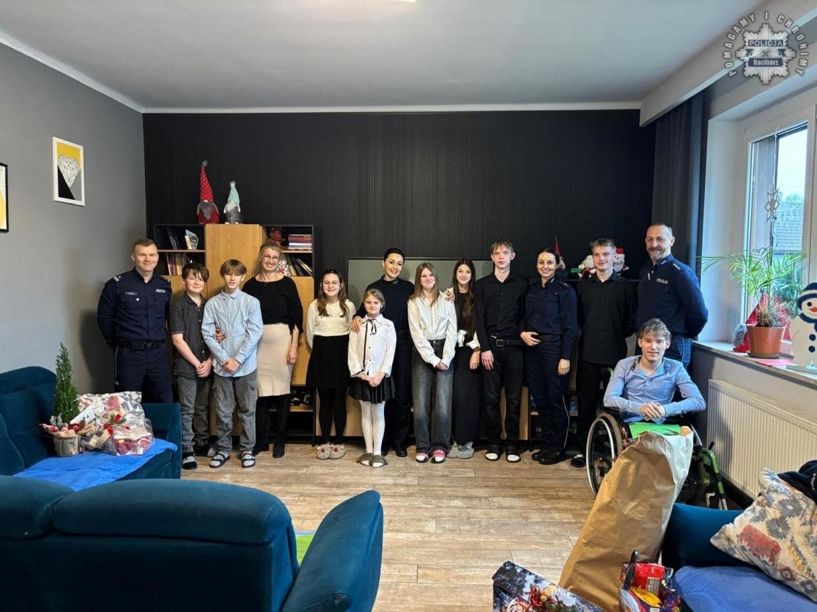 Zdjęcie w galerii na portalu naszraciborz.pl: Słodki prezent mundurowych dla dzieci w Samborowicach i Cyprzanowie wiadomości z regionu