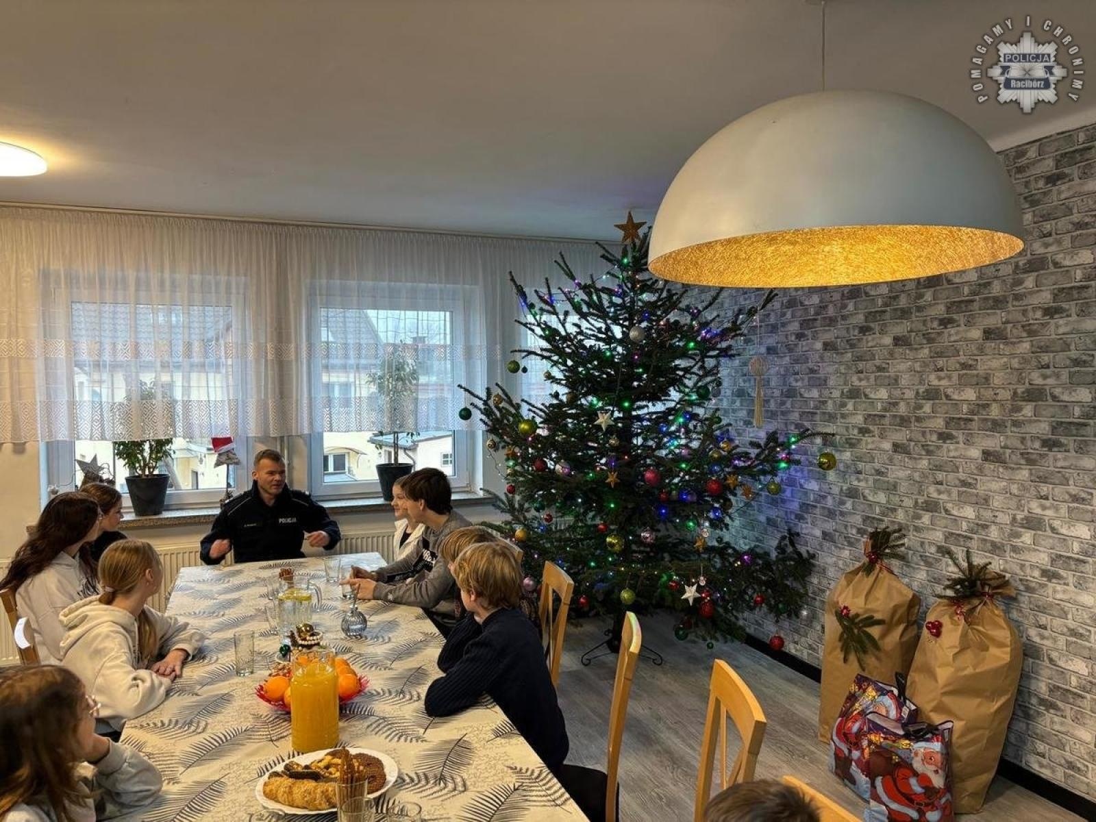 Zdjęcie w galerii na portalu naszraciborz.pl: Słodki prezent mundurowych dla dzieci w Samborowicach i Cyprzanowie wiadomości z regionu