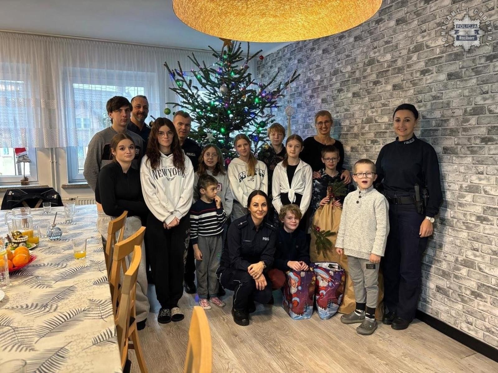 Zdjęcie w galerii na portalu naszraciborz.pl: Słodki prezent mundurowych dla dzieci w Samborowicach i Cyprzanowie wiadomości z regionu