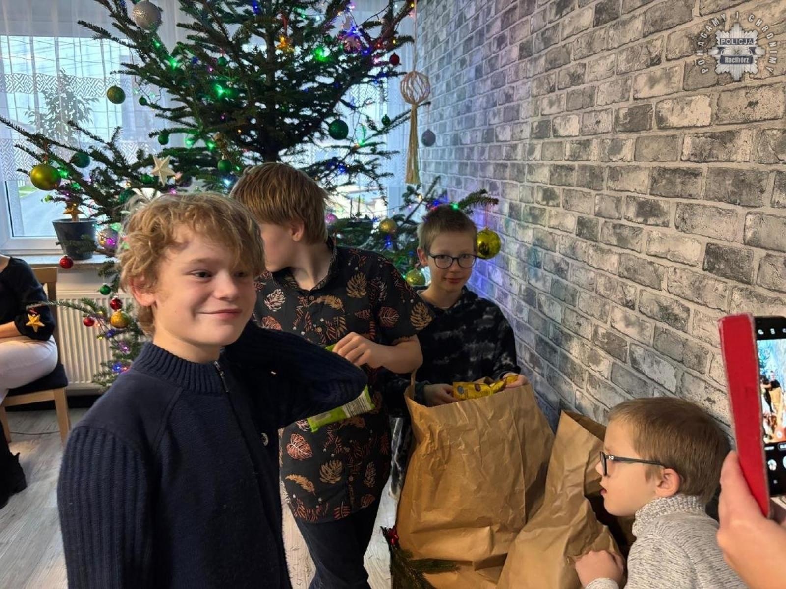 Zdjęcie w galerii na portalu naszraciborz.pl: Słodki prezent mundurowych dla dzieci w Samborowicach i Cyprzanowie wiadomości z regionu