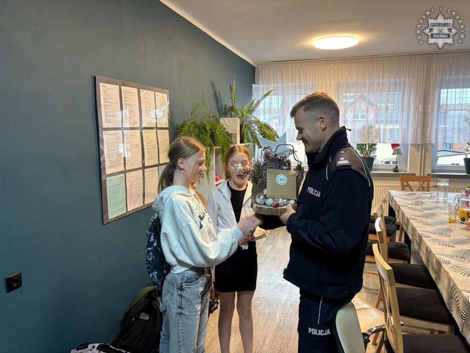 Zdjęcie w galerii na portalu naszraciborz.pl: Słodki prezent mundurowych dla dzieci w Samborowicach i Cyprzanowie wiadomości z regionu