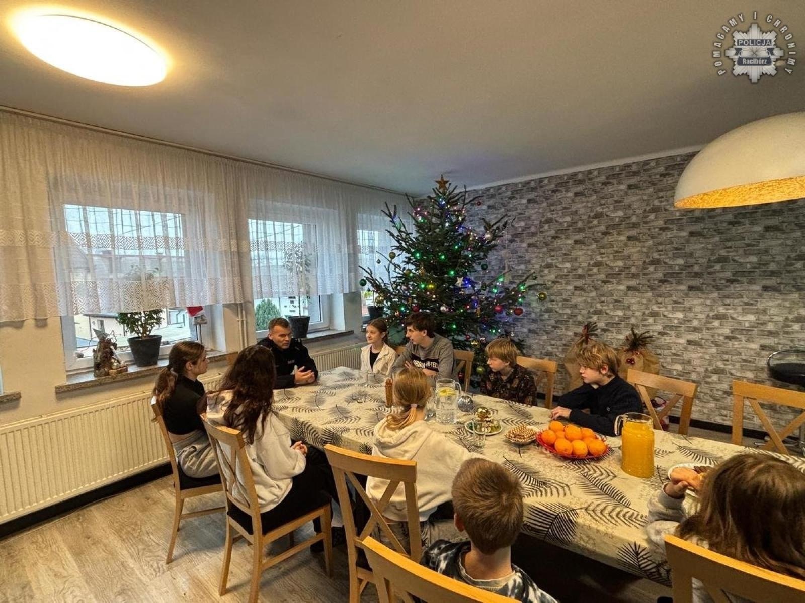 Zdjęcie w galerii na portalu naszraciborz.pl: Słodki prezent mundurowych dla dzieci w Samborowicach i Cyprzanowie wiadomości z regionu