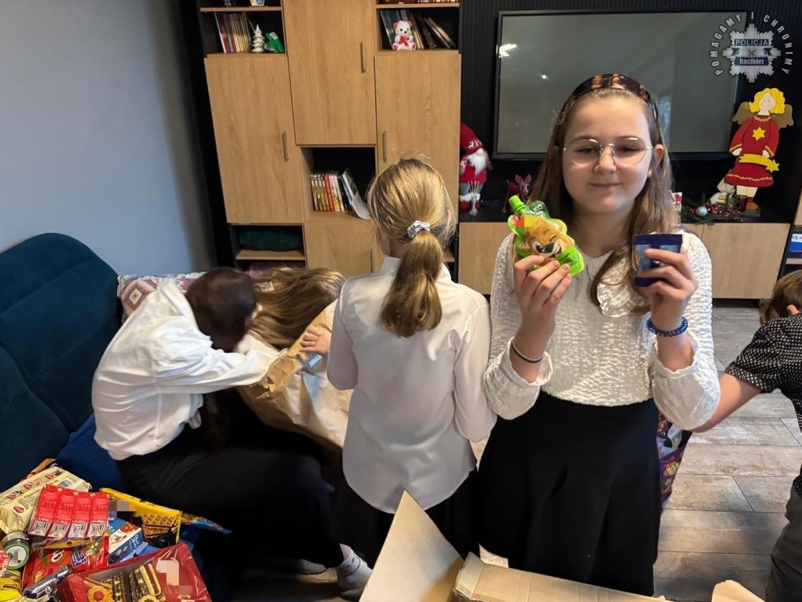 Zdjęcie w galerii na portalu naszraciborz.pl: Słodki prezent mundurowych dla dzieci w Samborowicach i Cyprzanowie wiadomości z regionu