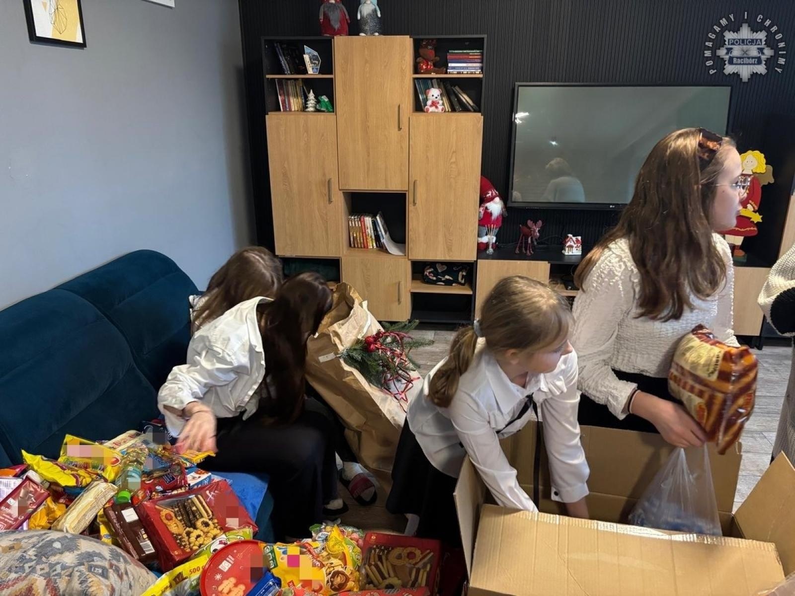 Zdjęcie w galerii na portalu naszraciborz.pl: Słodki prezent mundurowych dla dzieci w Samborowicach i Cyprzanowie wiadomości z regionu