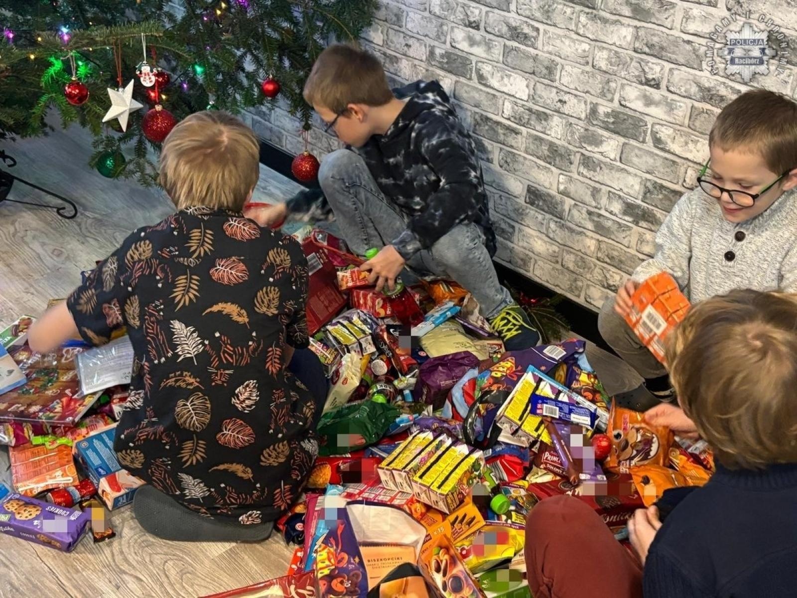 Zdjęcie w galerii na portalu naszraciborz.pl: Słodki prezent mundurowych dla dzieci w Samborowicach i Cyprzanowie wiadomości z regionu