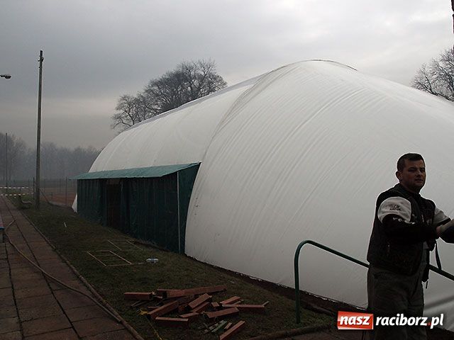 Zdjęcie w galerii na portalu naszraciborz.pl: Kort zadaszony - tenis także zimą wiadomości z regionu