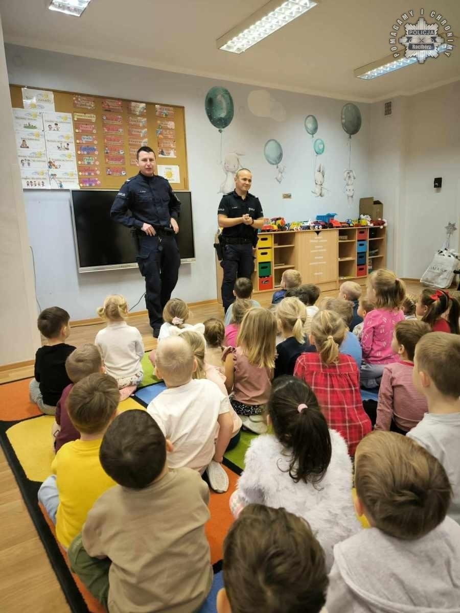 Zdjęcie w galerii na portalu naszraciborz.pl: Bezpieczeństwo to przecież ważna sprawa. Policyjna wizyta w przedszkolu wiadomości z regionu