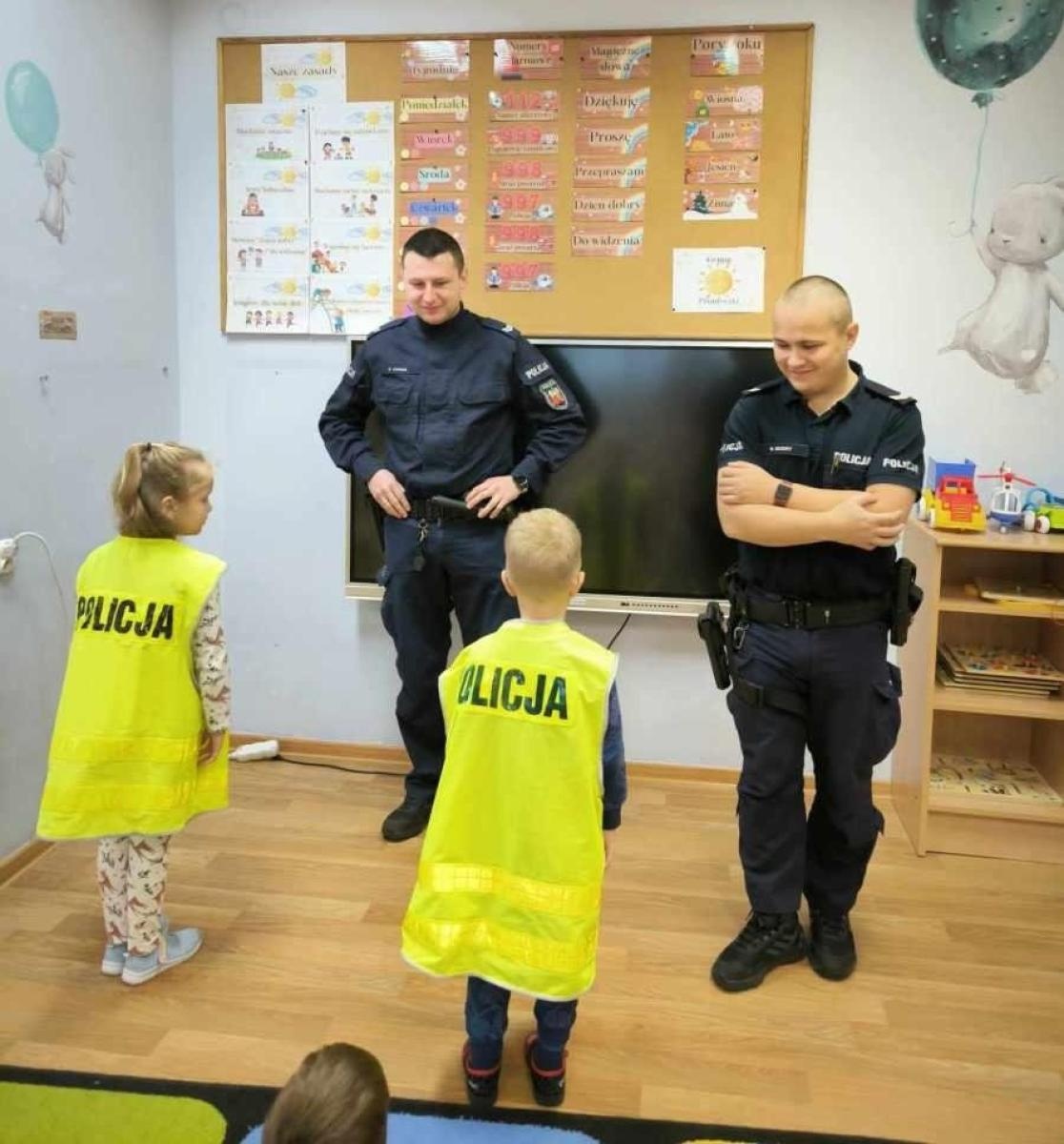 Zdjęcie w galerii na portalu naszraciborz.pl: Bezpieczeństwo to przecież ważna sprawa. Policyjna wizyta w przedszkolu wiadomości z regionu