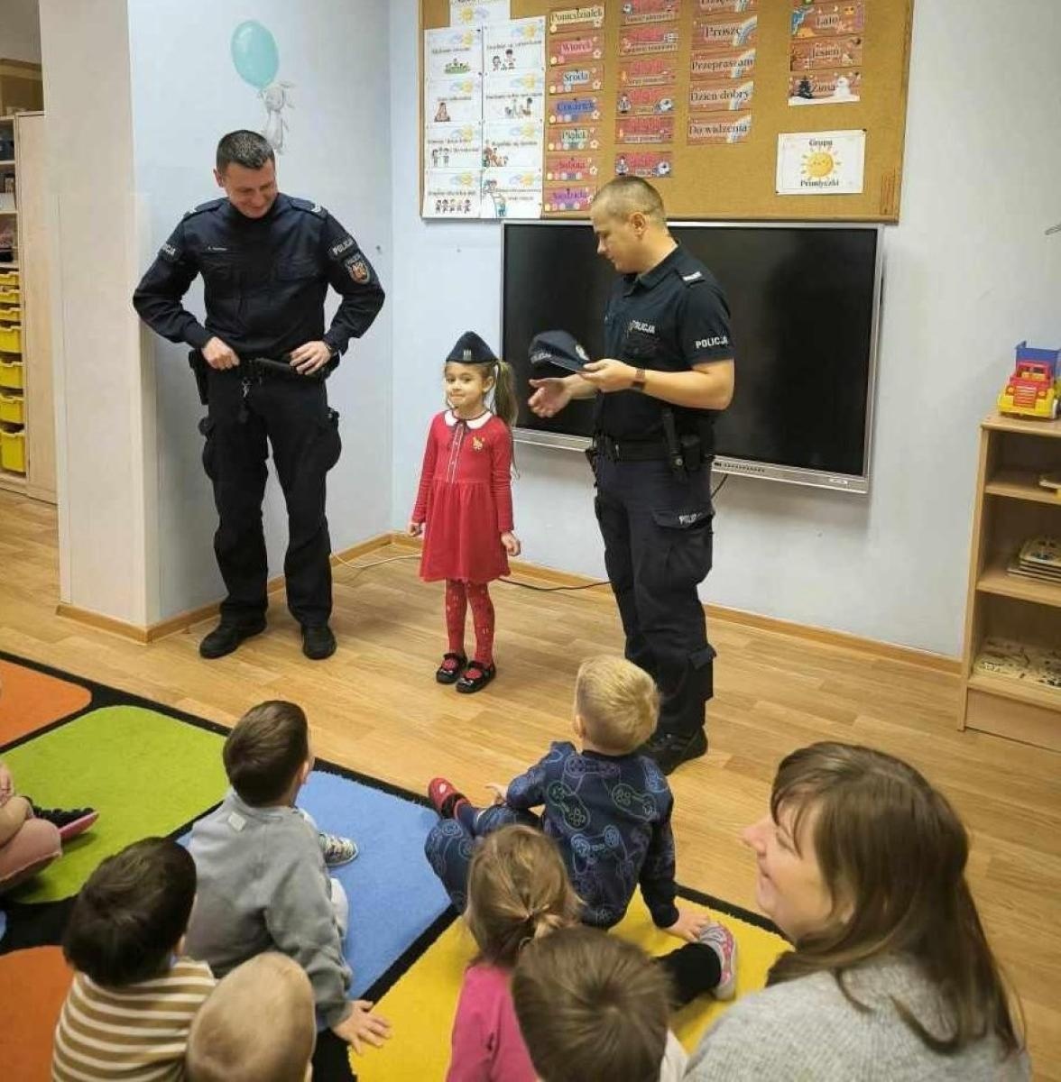 Zdjęcie w galerii na portalu naszraciborz.pl: Bezpieczeństwo to przecież ważna sprawa. Policyjna wizyta w przedszkolu wiadomości z regionu