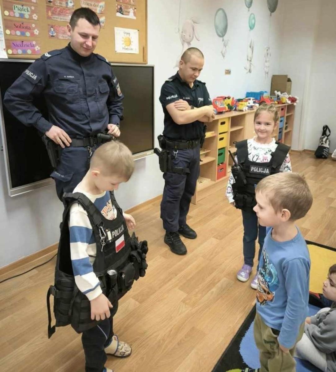 Zdjęcie w galerii na portalu naszraciborz.pl: Bezpieczeństwo to przecież ważna sprawa. Policyjna wizyta w przedszkolu wiadomości z regionu