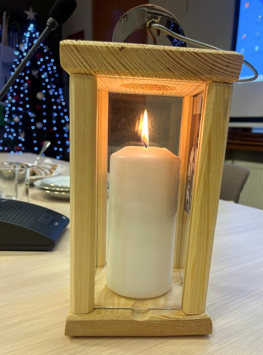 Zdjęcie w galerii na portalu naszraciborz.pl: Betlejemskie światło pokoju dotarło do Starostwa. Jest symbolem nadziei i jedności wiadomości z regionu