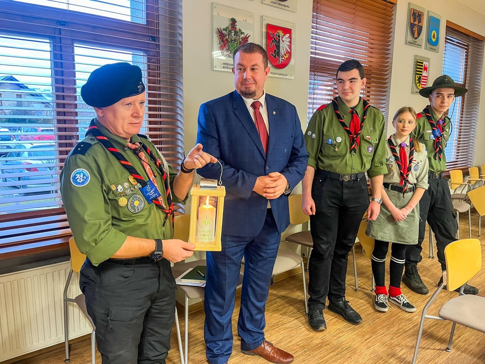 Zdjęcie w galerii na portalu naszraciborz.pl: Betlejemskie światło pokoju dotarło do Starostwa. Jest symbolem nadziei i jedności wiadomości z regionu