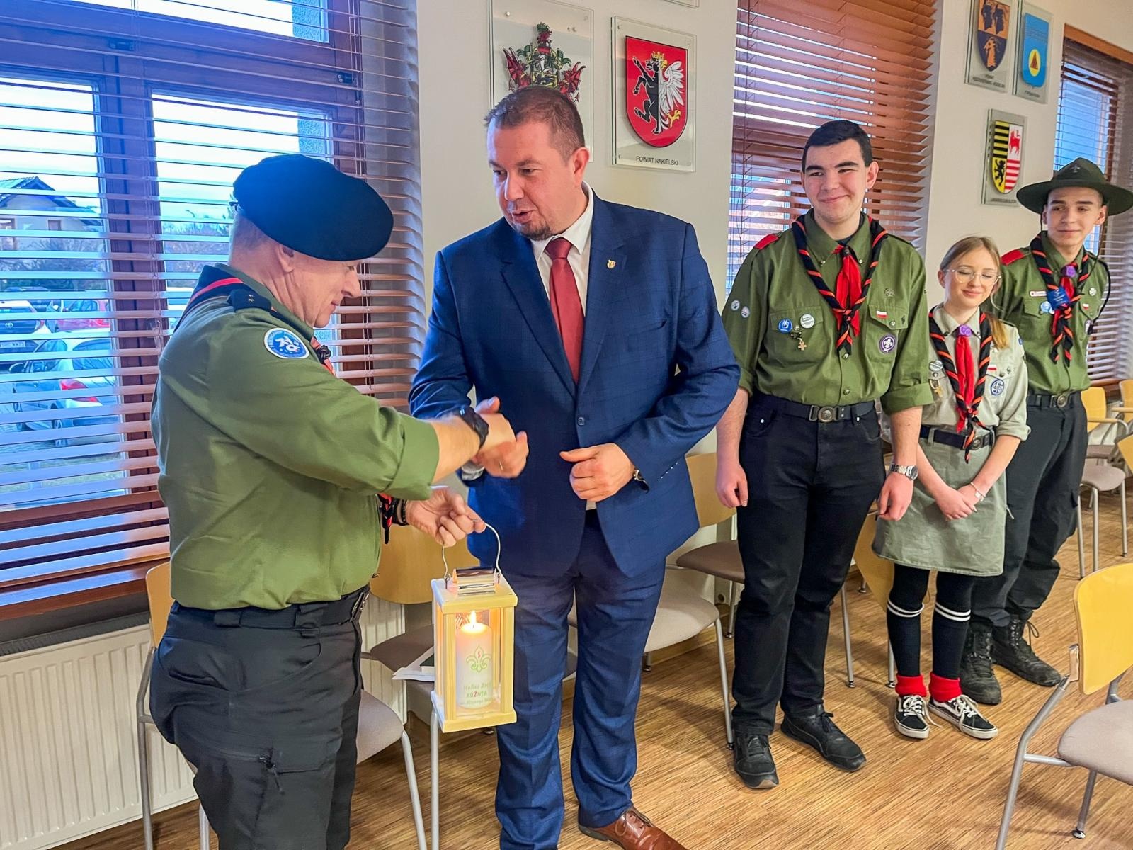 Zdjęcie w galerii na portalu naszraciborz.pl: Betlejemskie światło pokoju dotarło do Starostwa. Jest symbolem nadziei i jedności wiadomości z regionu